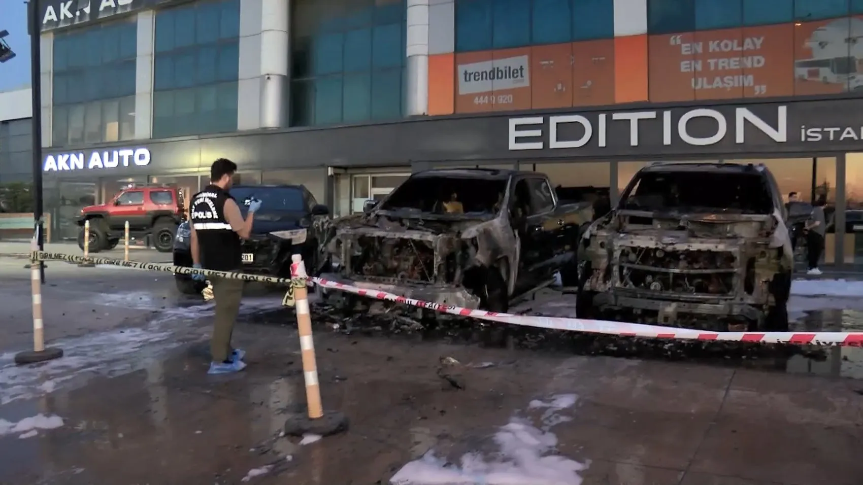 Bakırköy’de lüks araç galerisi önünde gece yarısı yangın çıktı