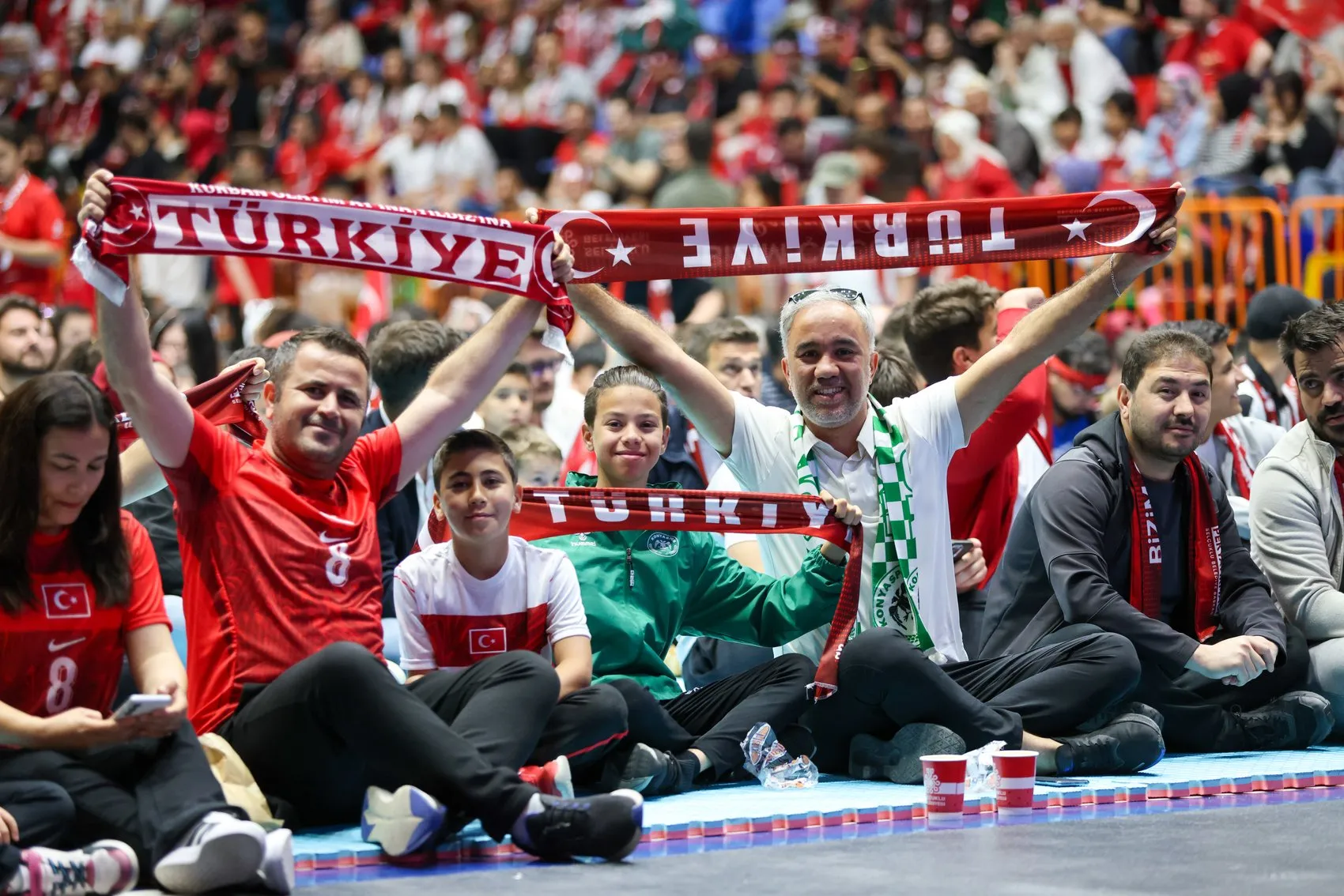 Konyalılar milli maç için sabahın köründe salona koştu