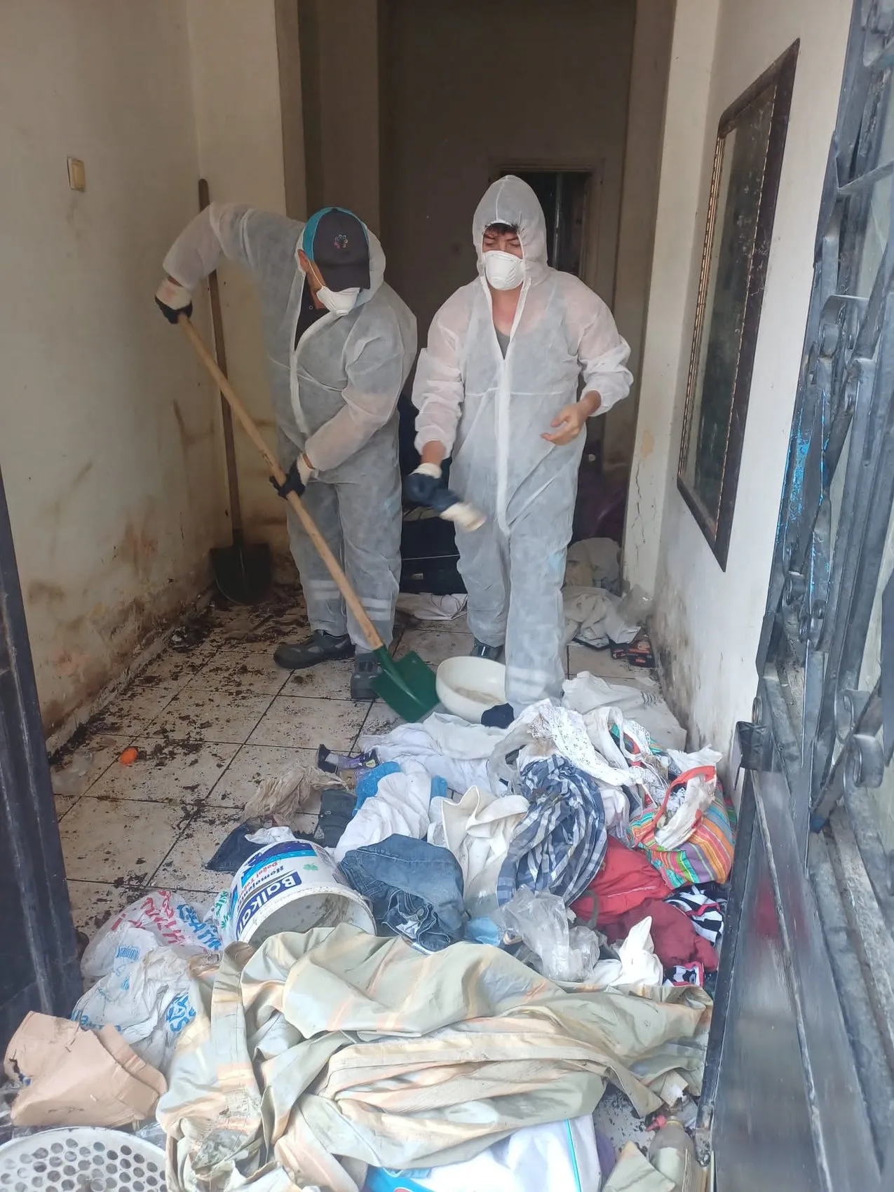 Ataşehir'de bir daireden beş kamyon atık çıktı