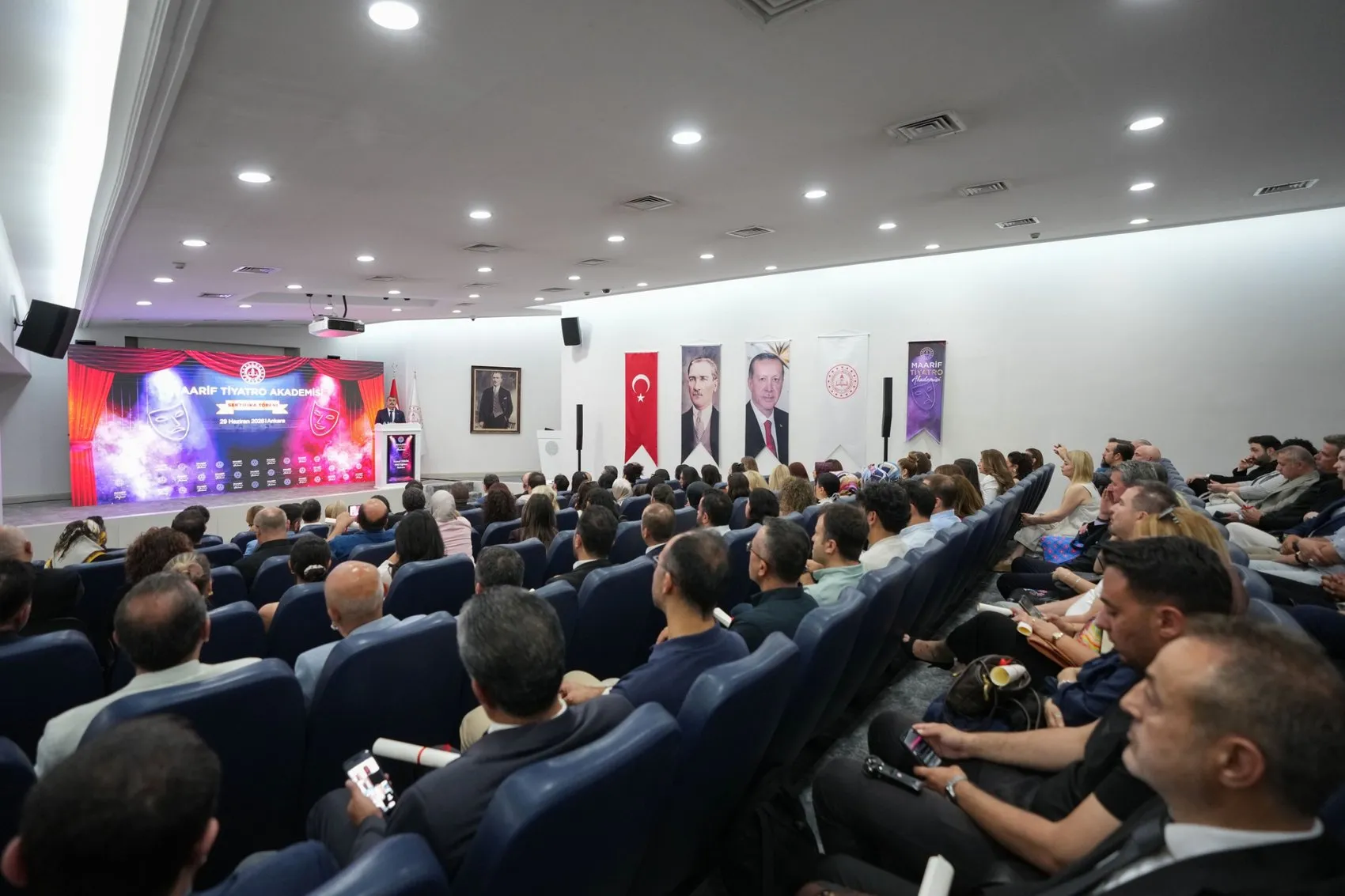 Öğretmenler tiyatro sahnesine adım attı