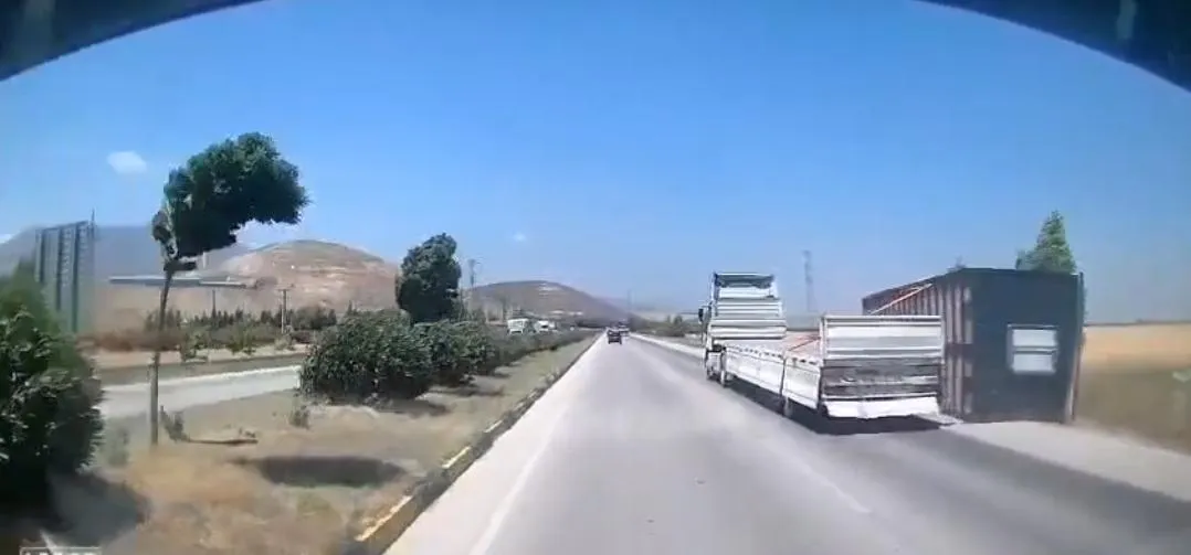 Hatay'da fırtına TIR dorsesindeki konteyneri yola savurdu