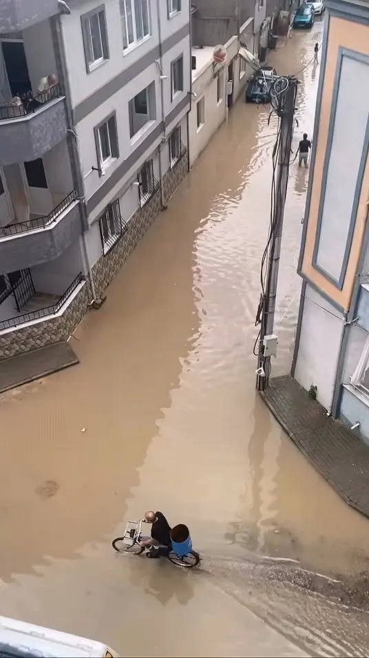 İnegöl’de sel baskını Çocuklar su birikintilerinde yüzdü