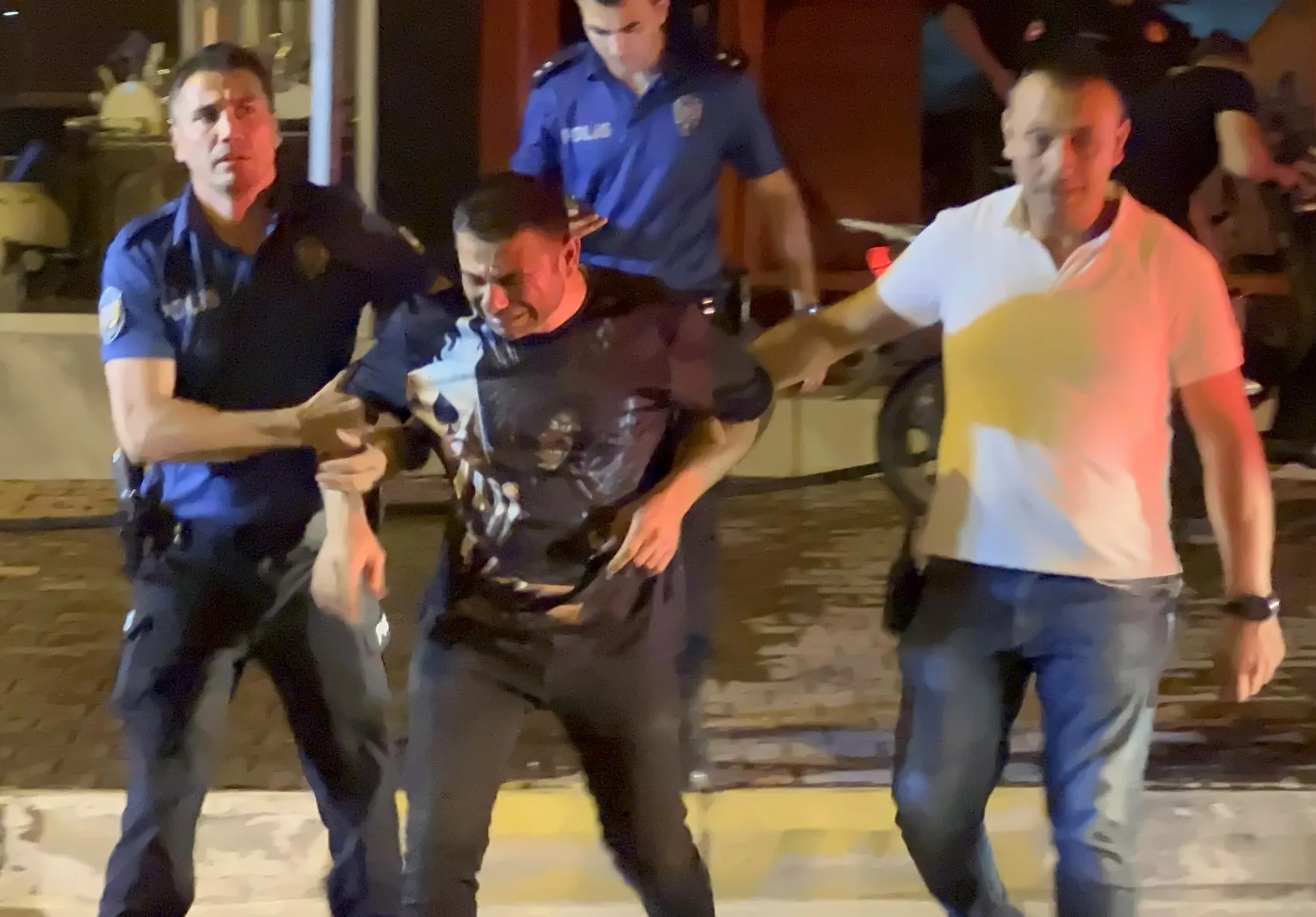 Antalya’da bilgisayar tamir dükkanı küle döndü