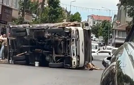 Avcılar'da odun yüklü kamyon devrilerek yolu trafiğe kapattı