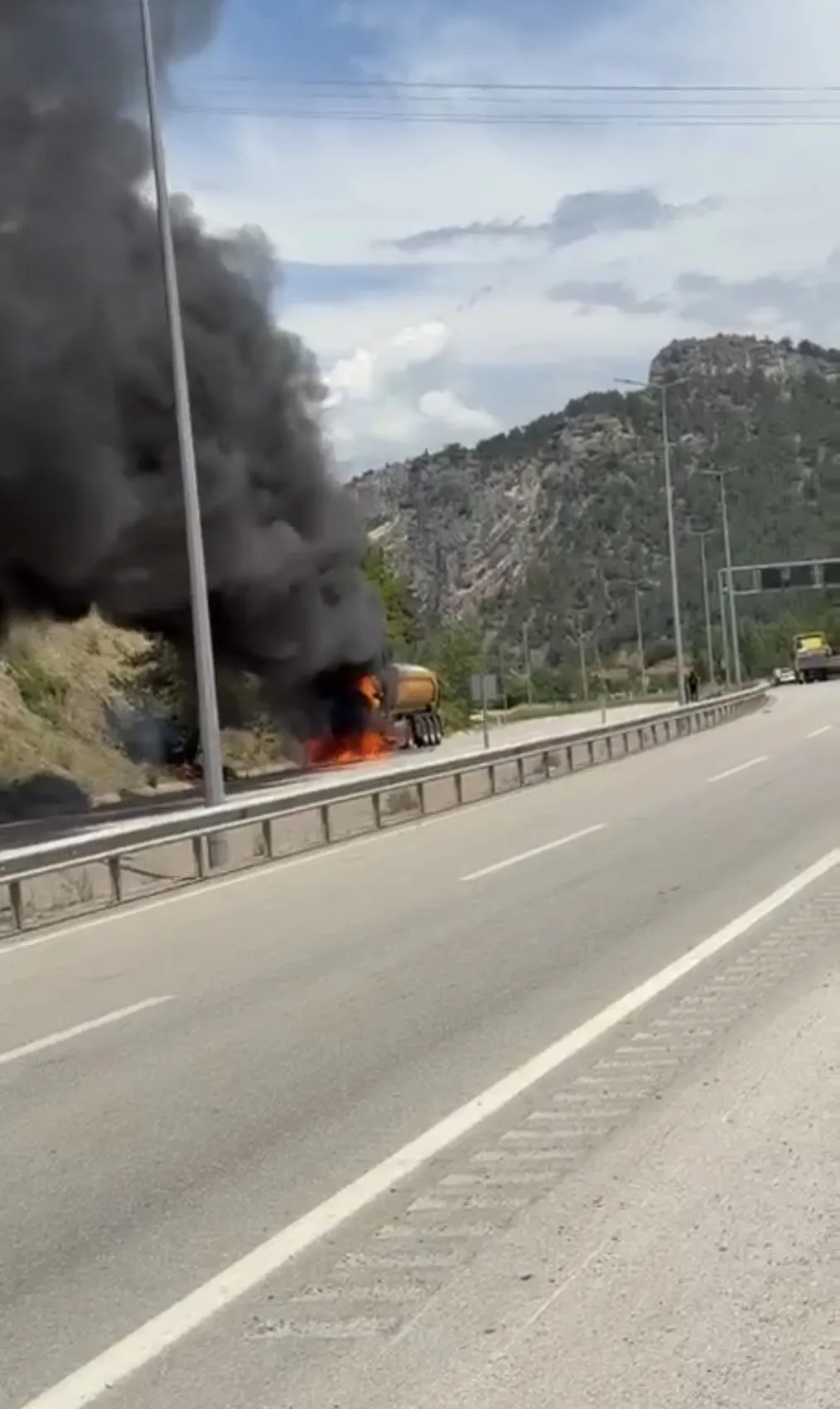 Karabük yolunda seyir halindeki hafriyat kamyonu küle döndü