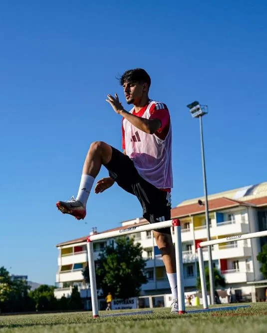 Kayserispor 11 yıllık Süper Lig serüveninin ardından sahaya indi