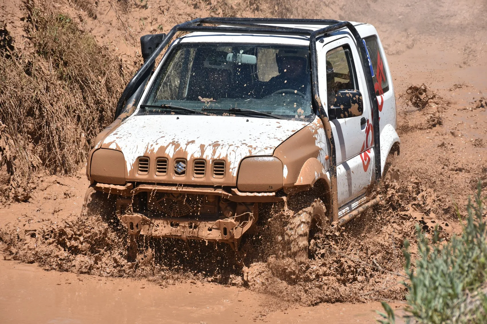 Sivas çamurlu parkurda off-road heyecanı nefes kesti