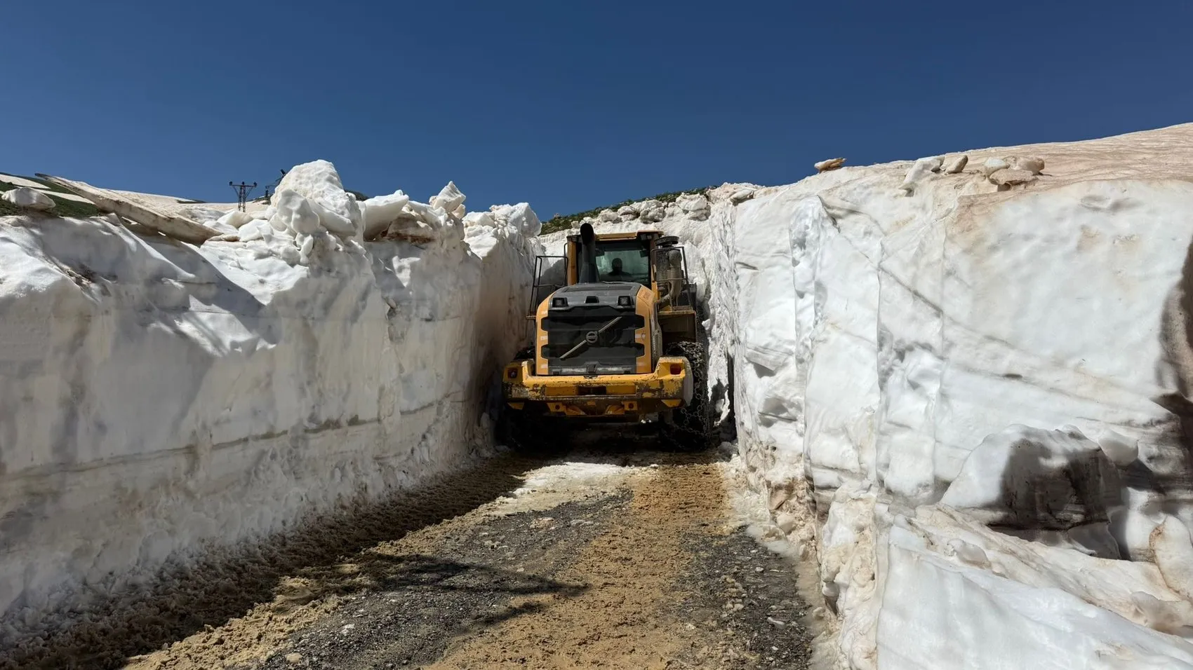 Yüksekova’da beş metrelik kar duvarları iş makineleriyle aşılıyor