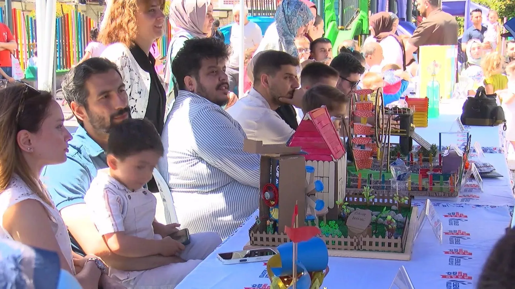 Esenler'de babalar ve çocuklar kendi oyuncaklarını üretti