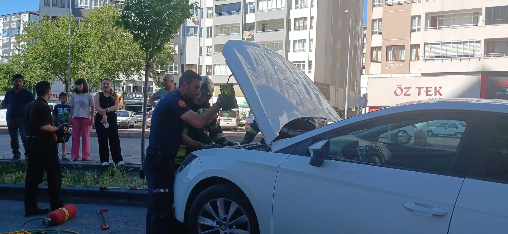Kayseri'de otomobilden sarkan yılan paniği