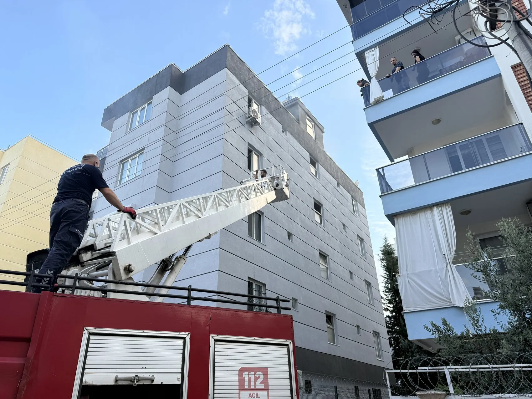 Antalya'da apartman yangını İki kişi pencerelerden kurtarıldı