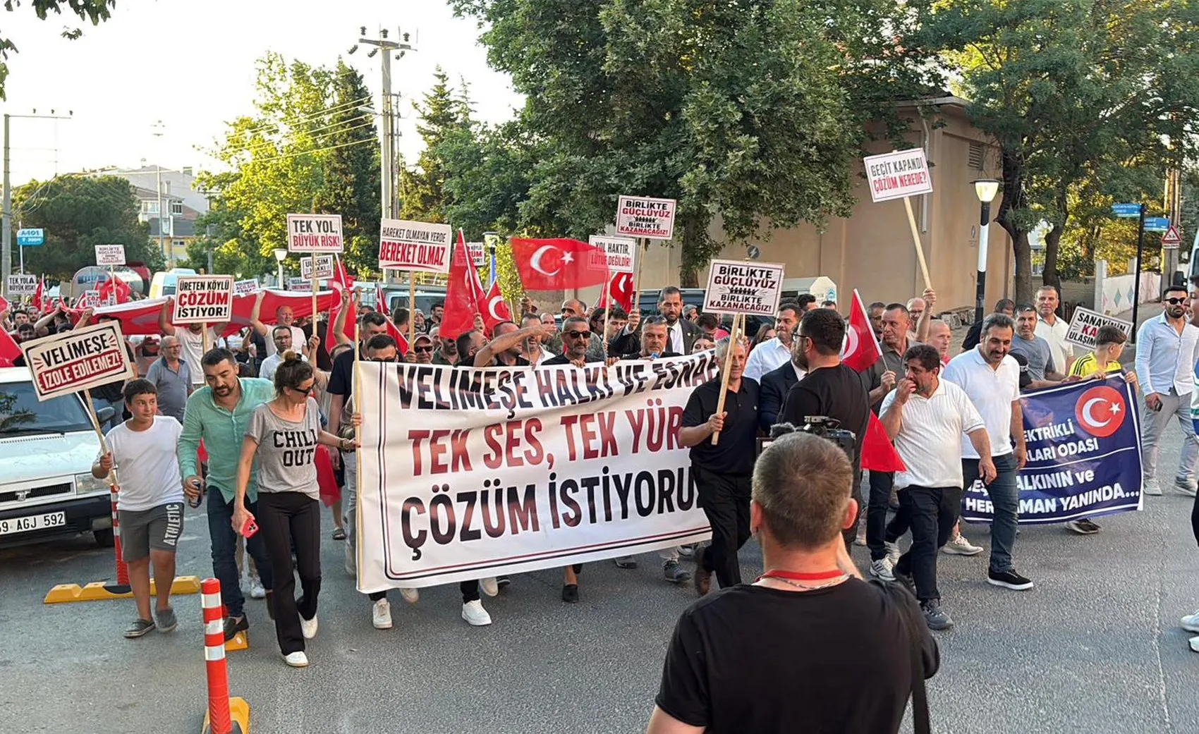 Tekirdağ'da tren kazası sonrası kapatılan geçit mahalleliyi sokağa döktü