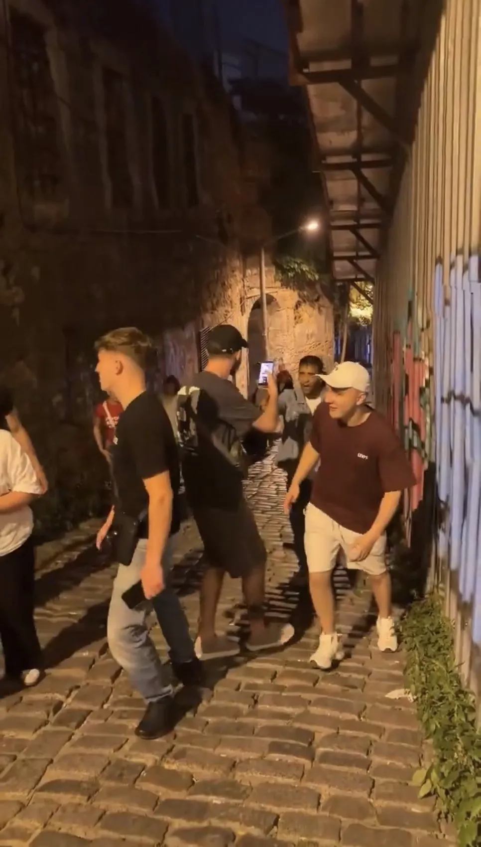 Galata'da turistleri hedef alan boyacıya sokaktan geçenler engel oldu