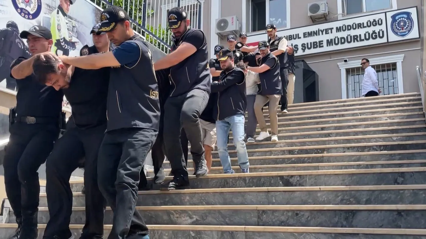 Havalimanına giden turistleri soyan çeteyi şoför ele verdi