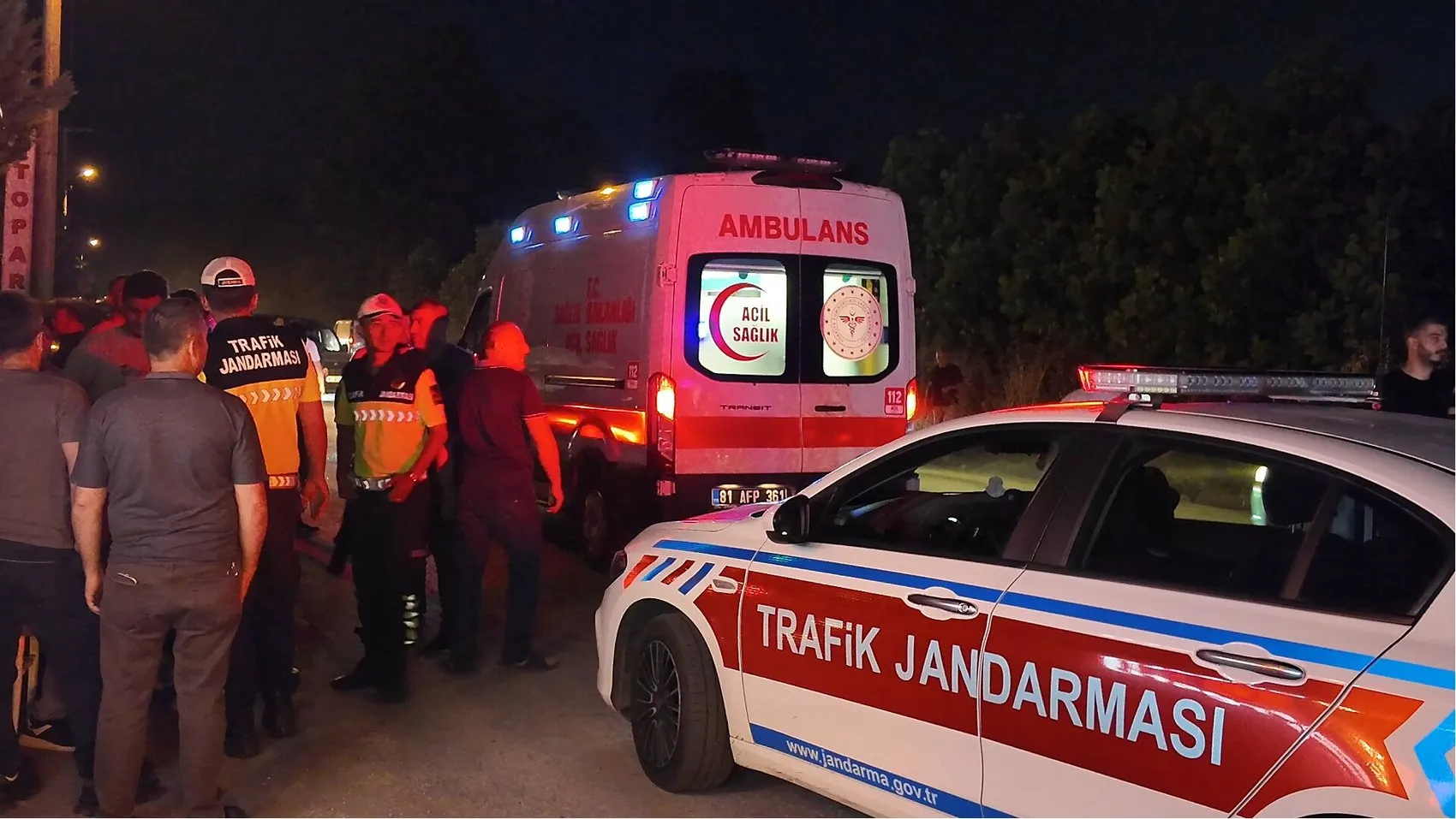 Düzce'de kaza yerinde kurtarma çalışması sürerken düğün eğlencesi kesilmedi