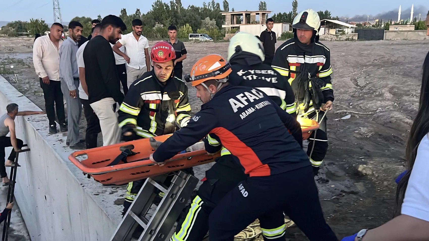 Kayseri'de bisiklet süren çocuk dört metrelik kanala uçtu