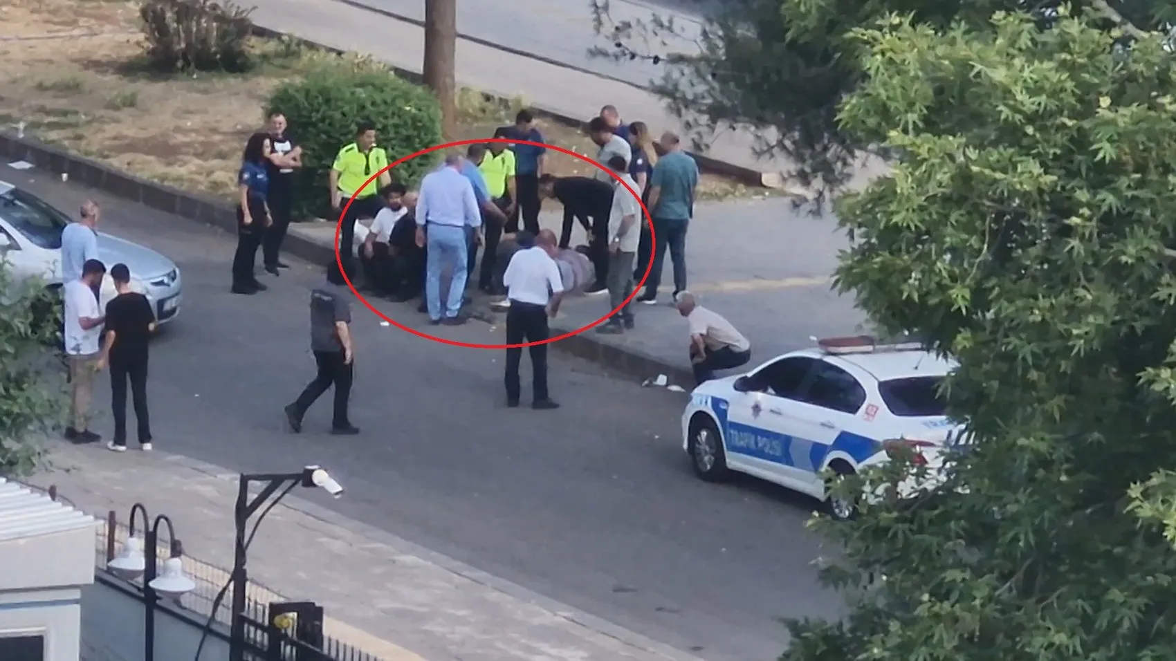 Diyarbakır Adliyesi önünde polise fiziksel saldırı girişimi