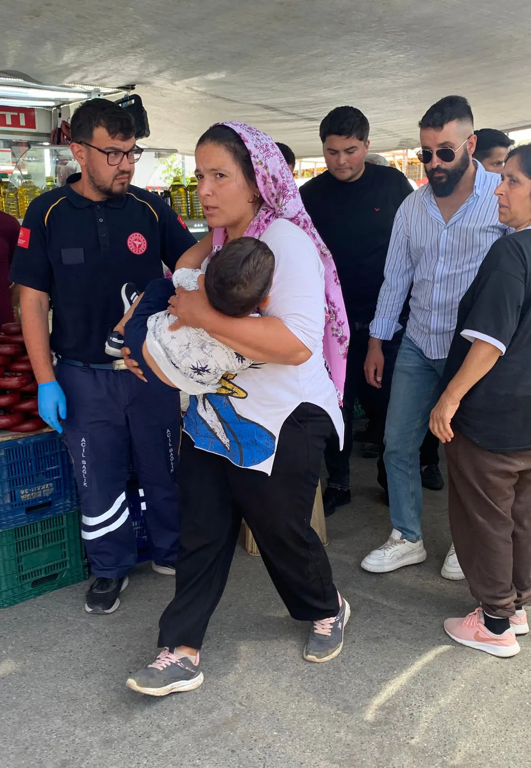 Pazarda bebek arabasında oturan çocuğa yorgun mermi isabet etti