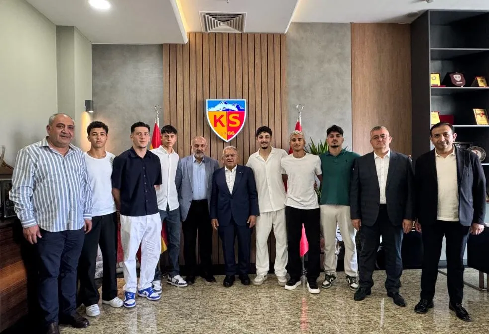 Kayserispor altyapıdaki 6 genç yeteneğe profesyonel sözleşme verdi