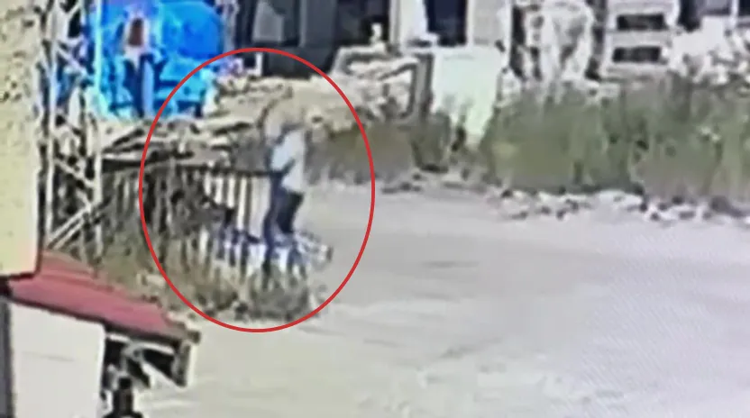 Sivas'ta dehşet anları İnşaat işçisi duraktaki insanlara baltayla saldırdı