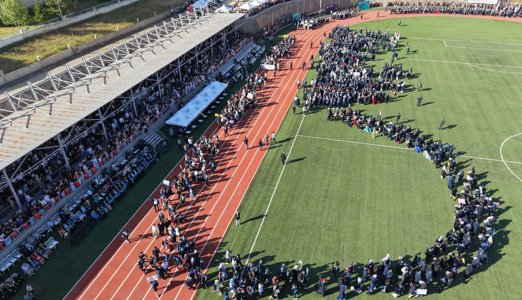 Bitlis Eren Üniversitesi'nde 2 bin 800 genç diplomayı aldı
