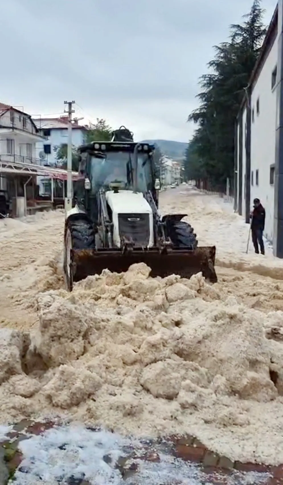 Afyon’da aniden bastıran dolu hayatı durdurdu