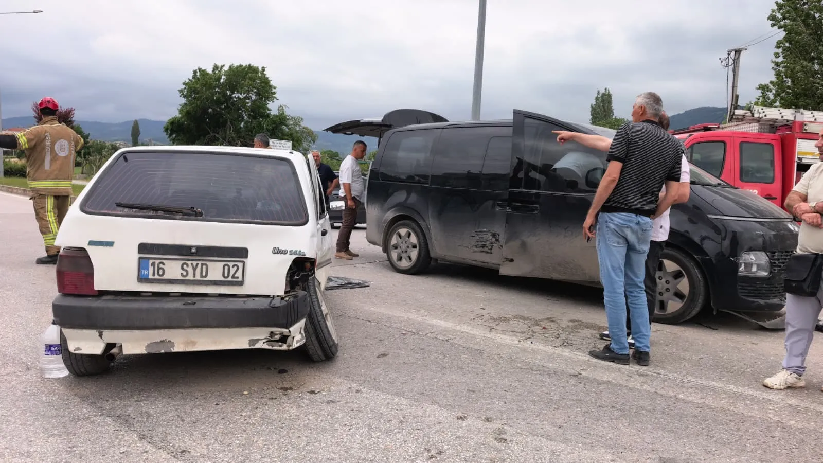 İnegöl'de kavşak kazası 9 kişi hastaneye kaldırıldı