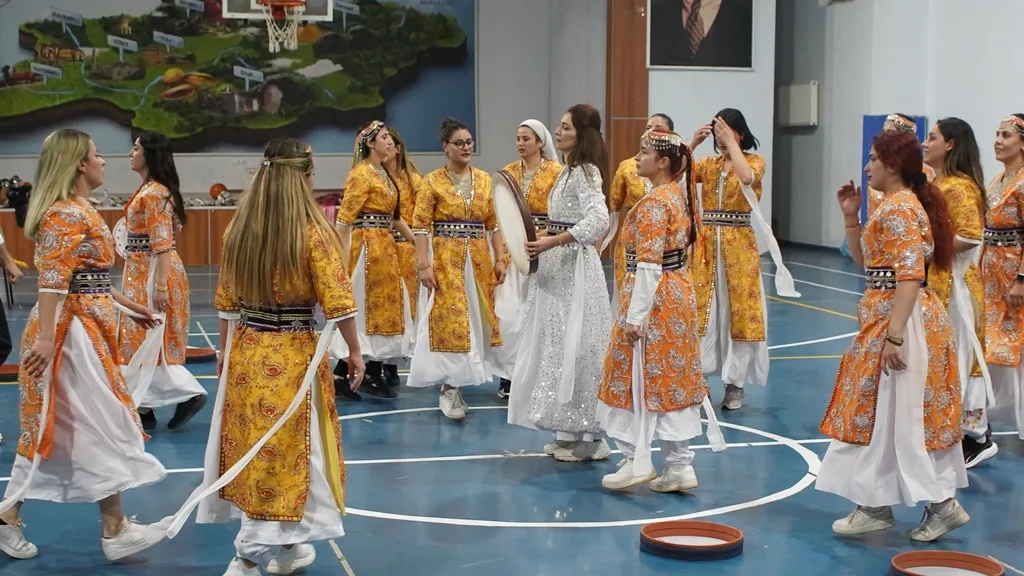 Siirtli öğretmenler sahneye dönüyor