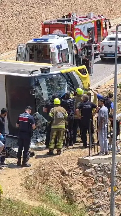 İnegöl'de otobüs dehşeti Çocuğu kurtarmak isterken devrildi