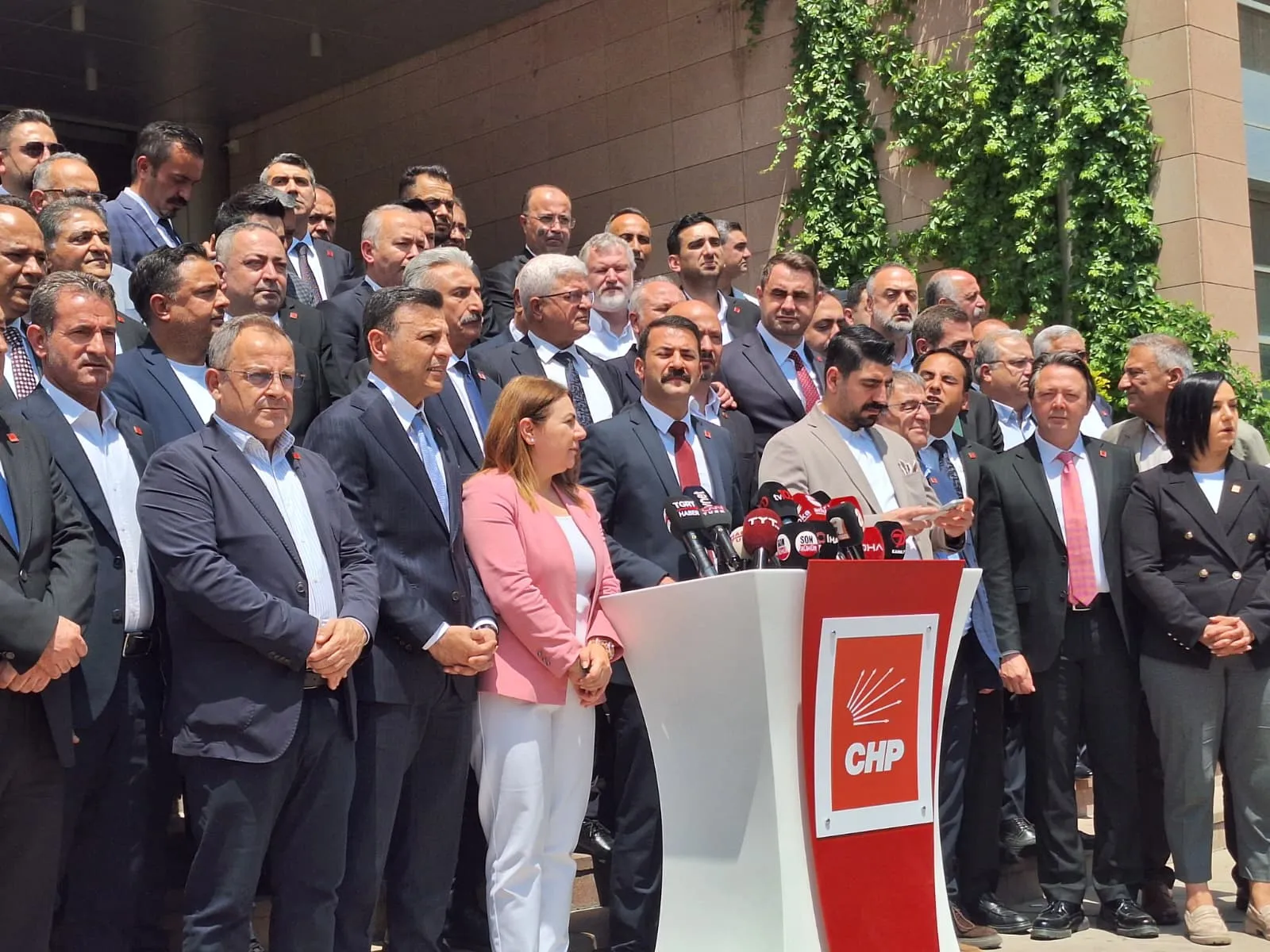 CHP’de kurultay mesaisi Bin imzalı dosya genel merkeze teslim edildi