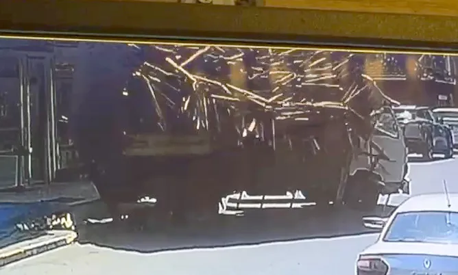 Avcılar'da odun yüklü kamyon devrilerek yolu trafiğe kapattı