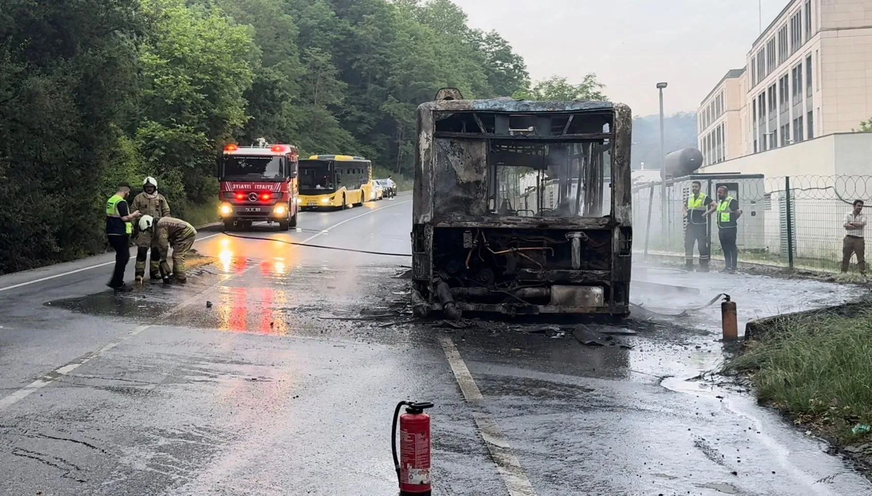 Beykoz'da sabah saatlerinde İETT otobüsü küle döndü