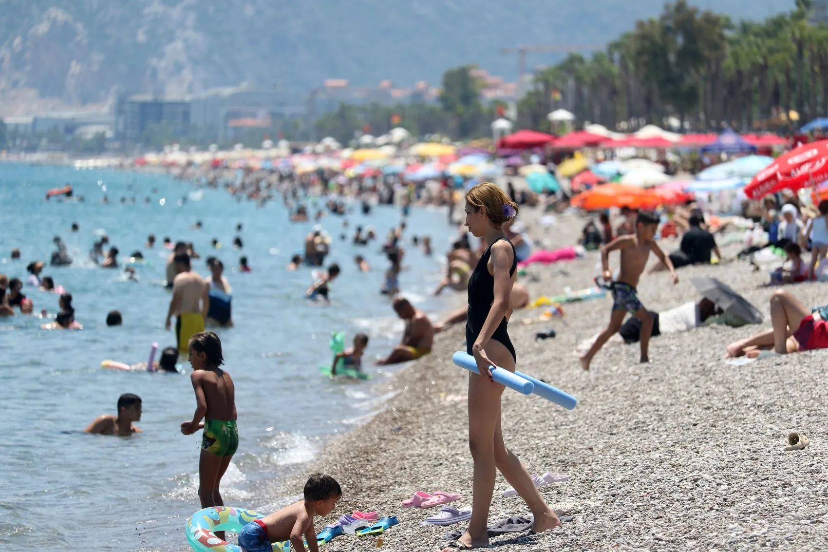 Antalya kavurucu sıcakla tanıştı sahillere hücum başladı