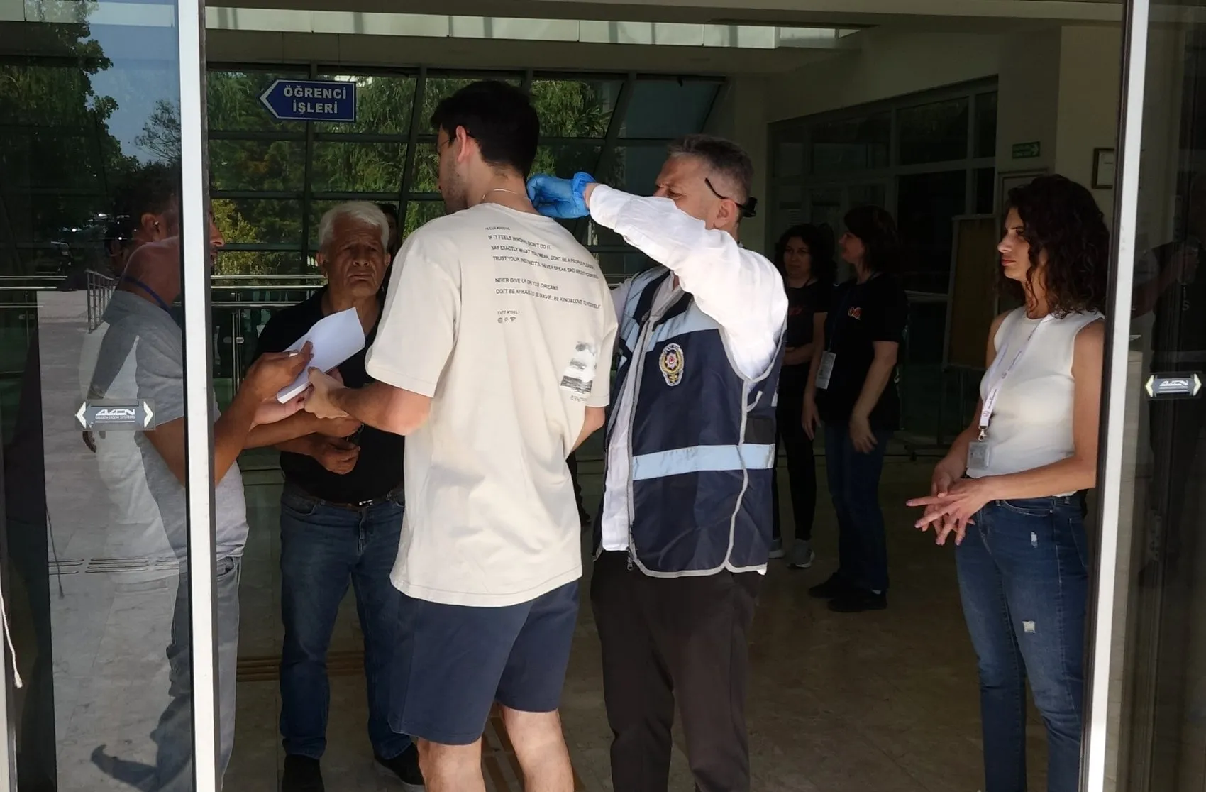 Antalya'da sınav maratonu Kapılar kapanırken yaşanan o anlar