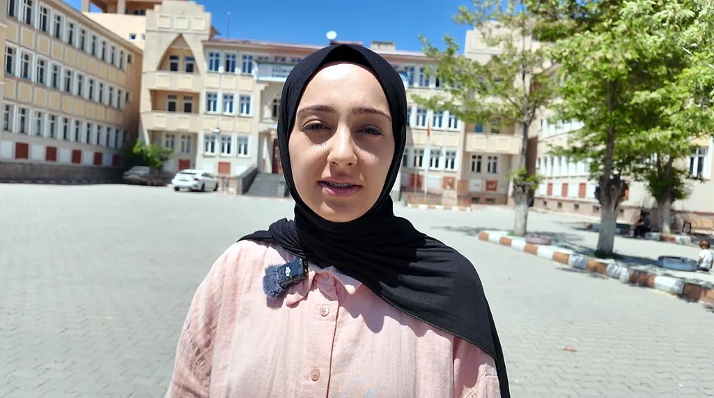 Van'da anne ve iki çocuğu üniversite sınavında yan yana