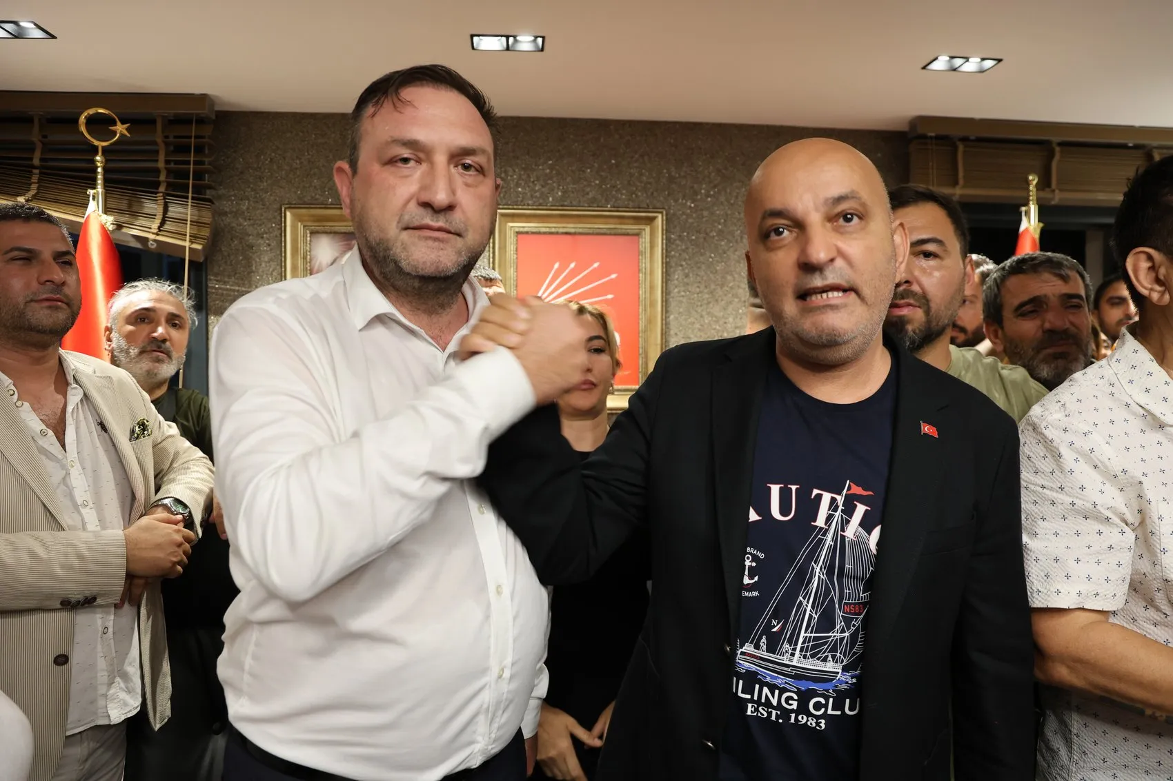CHP İzmir binasında arbede Yeni başkan görevi devraldı