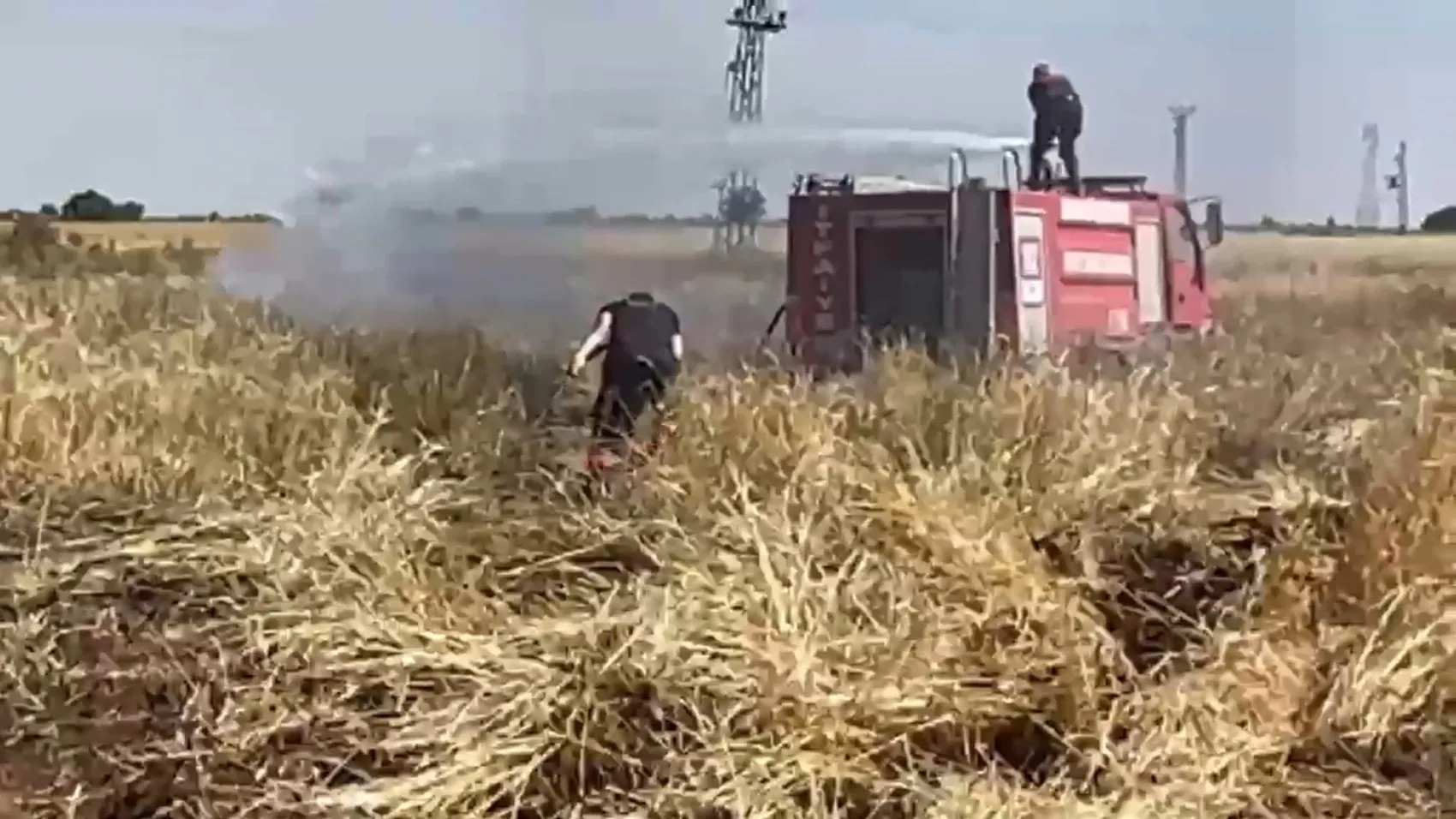 Viranşehir'de çiftçinin bir yıllık hasadı yangında kül oldu