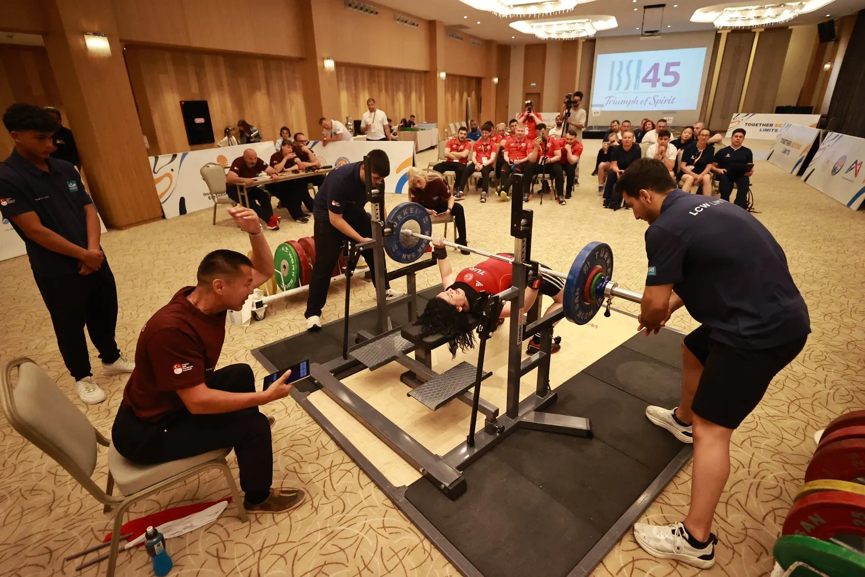 Avrupa’nın en güçlüleri Mersin’de madalya için ter döküyor