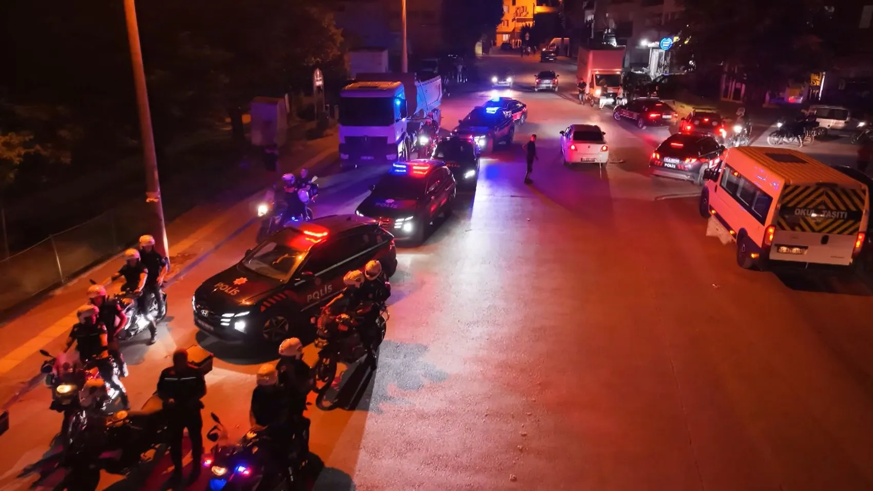Bursa sokaklarında bin polisli geniş güvenlik taraması