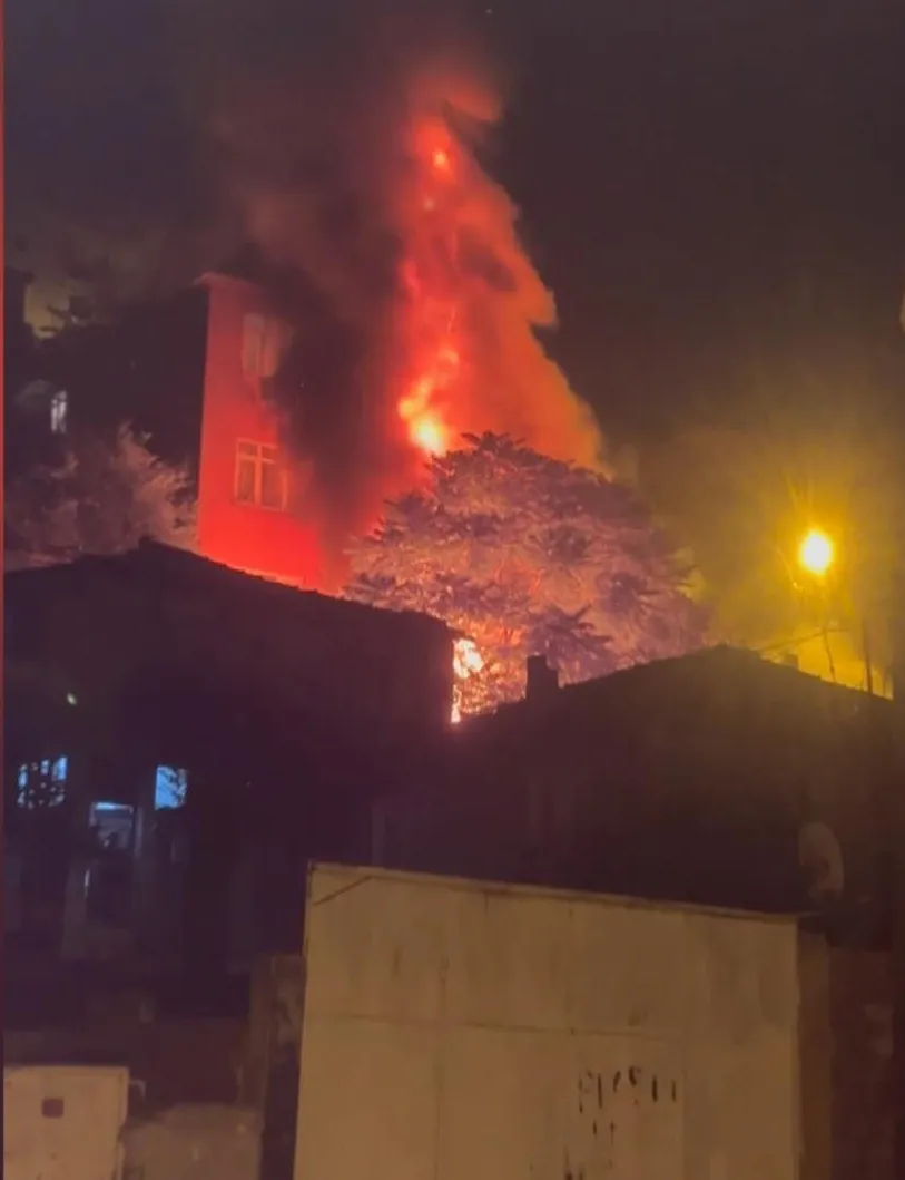 Gaziosmanpaşa'da gece yarısı çıkan yangın üç evi küle çevirdi