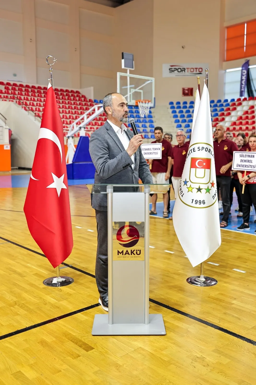 Üniversite çalışanları spor sahalarında buluştu