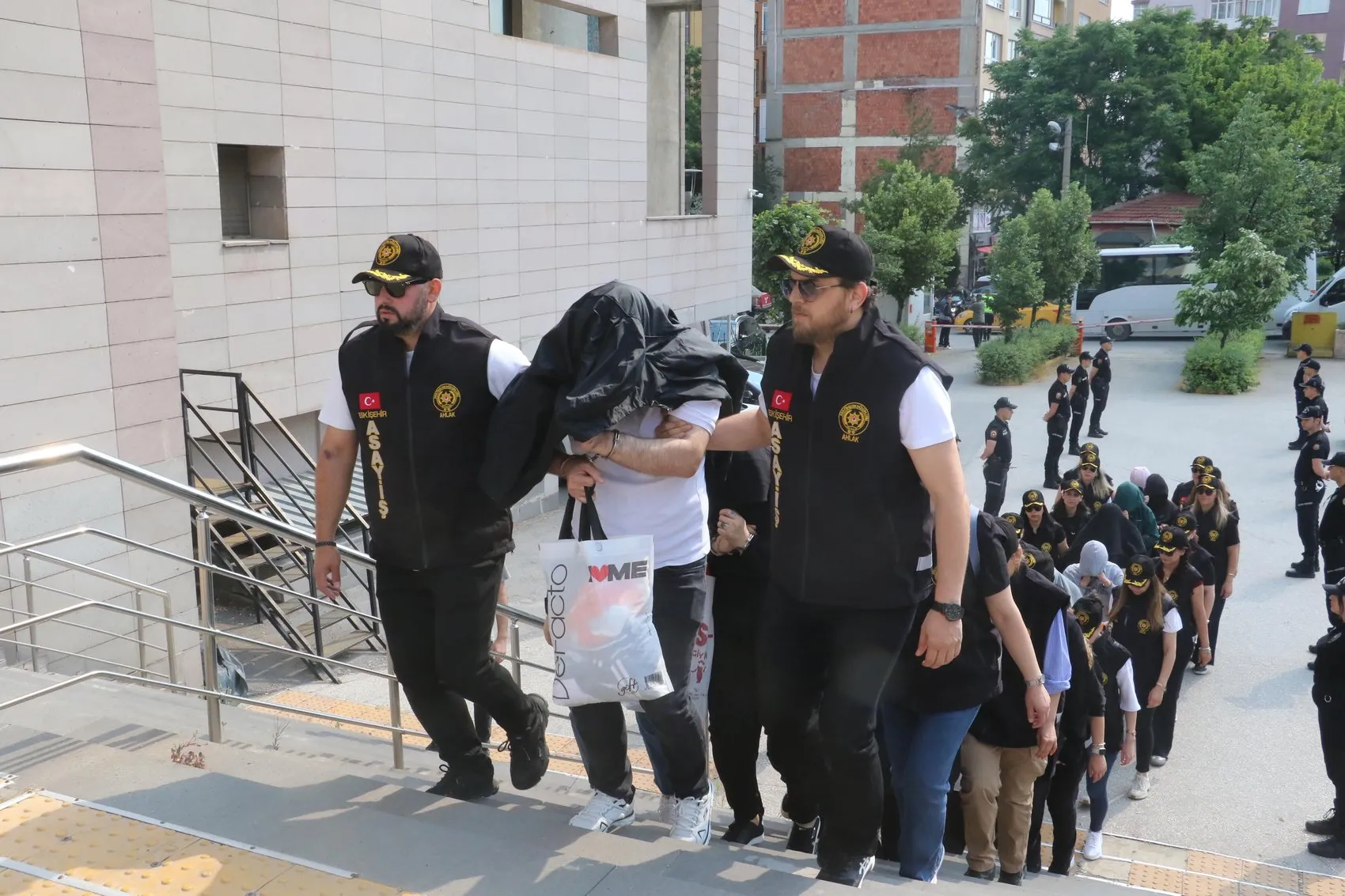 Eskişehir’de masaj salonlarına büyük operasyon