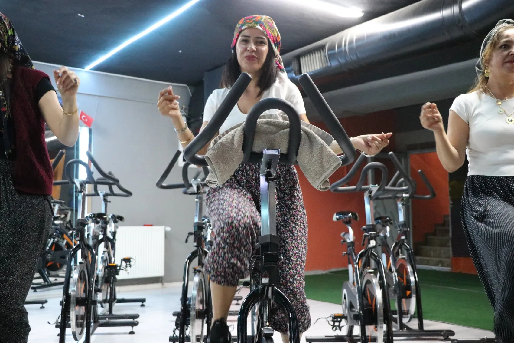 Kayserili kadınlar taytı bıraktı şalvarla pedal çeviriyor