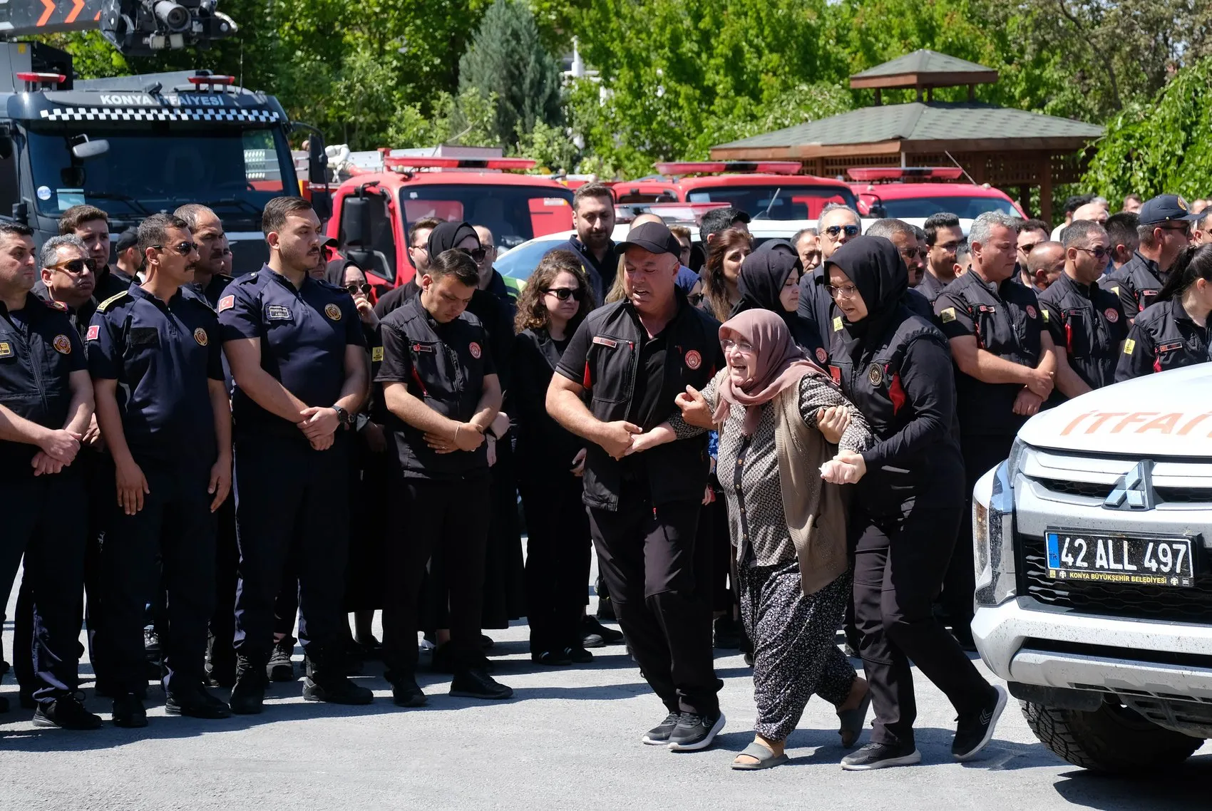 Konya fabrikadaki yangında can veren itfaiyecisini uğurladı