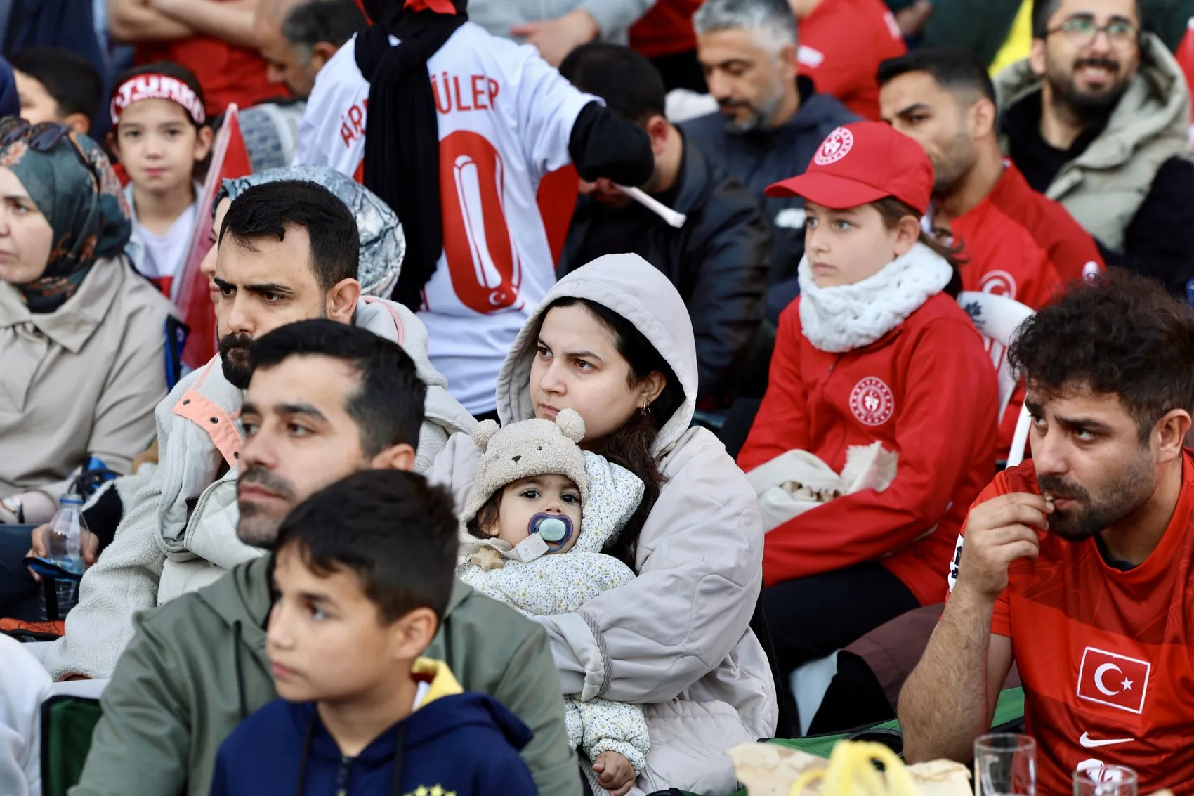 Sultanbeyli halkı sabah namazı sonrası milli maç için meydanda buluştu