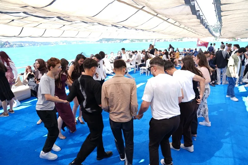 Ümraniyeli gençler sınav stresi atmak için Boğaz’a açıldı