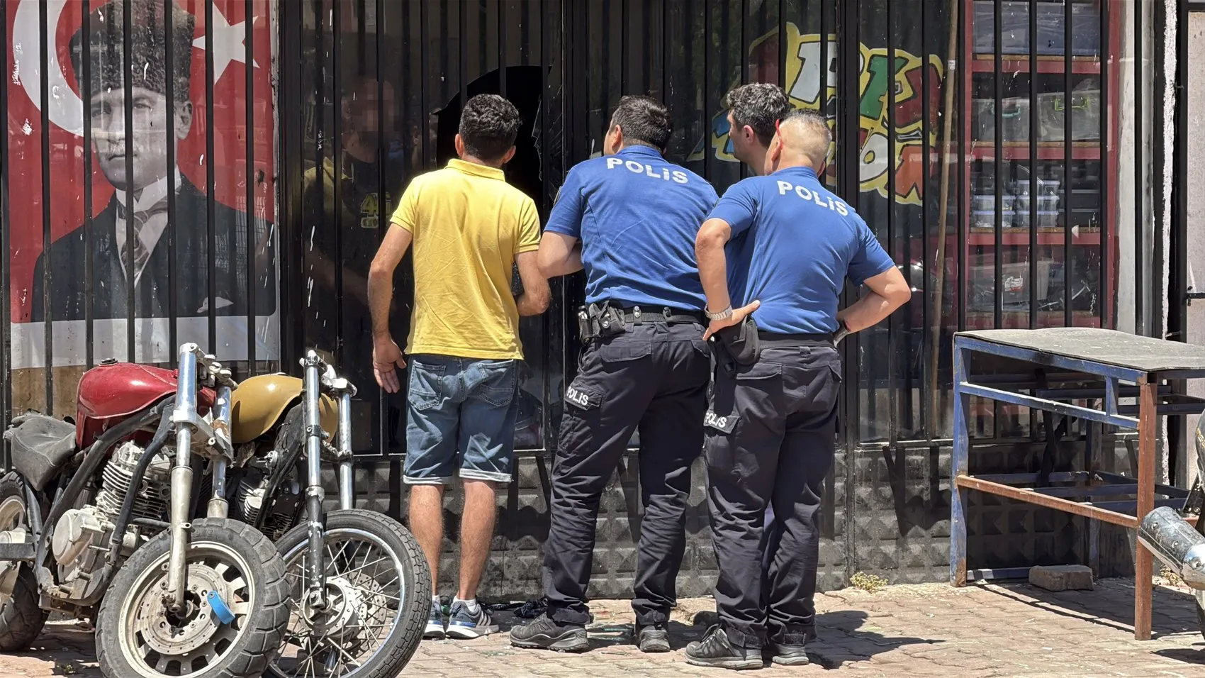 Antalya’da gergin anlar Dükkanını ateşe vermekle tehdit etti