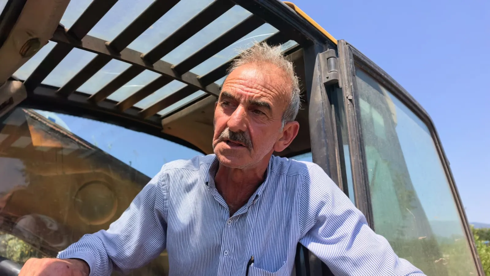İnegöl’de traktör dereye uçtu Muhtarın kepçesi hayat kurtardı