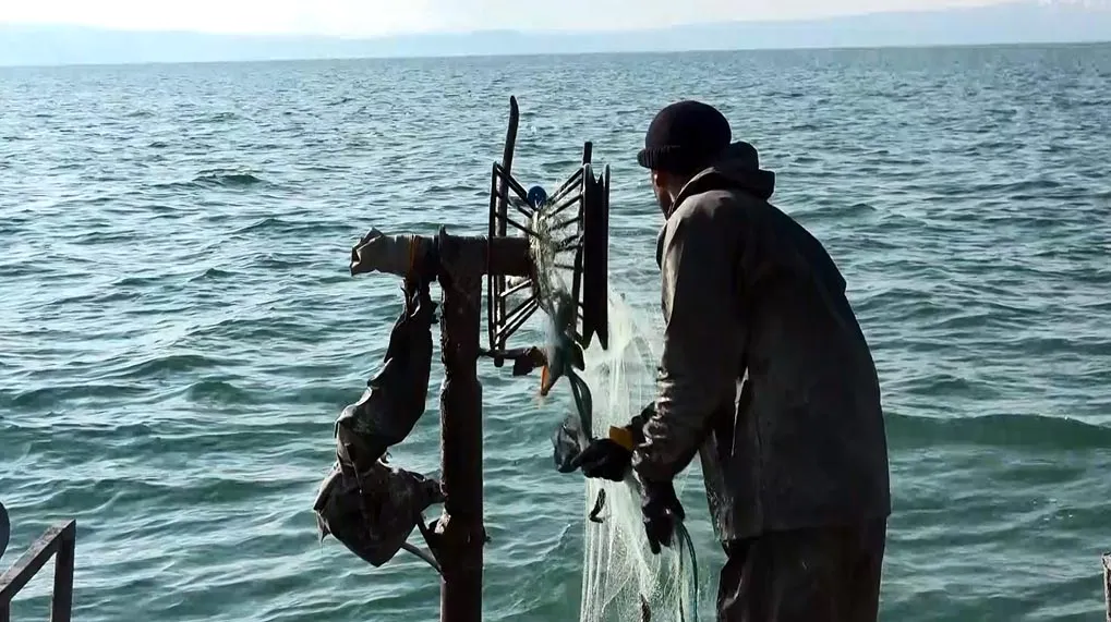 Van Gölü balıkçıları üç aylık aranın ardından ağlarını suya bıraktı