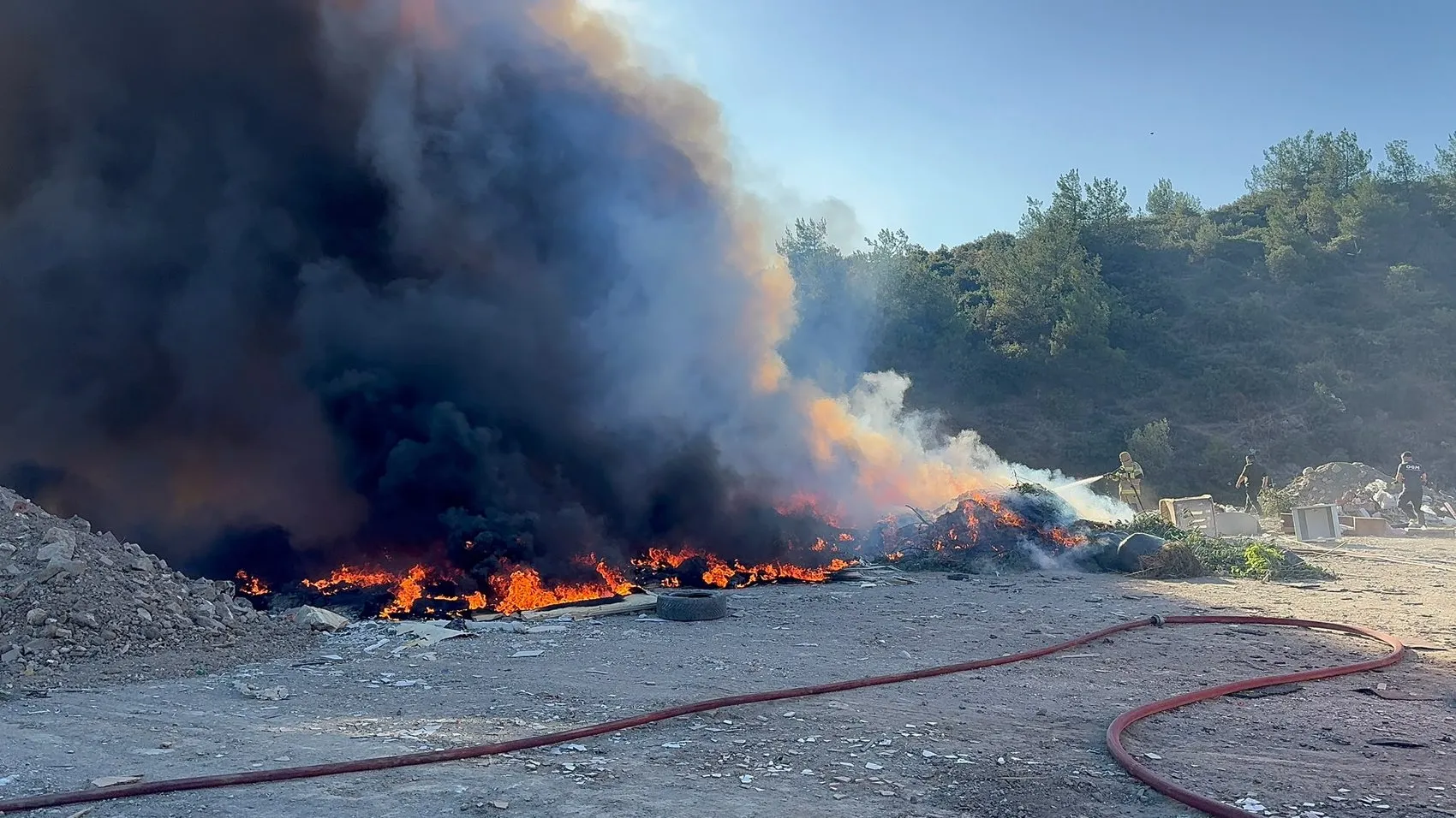 İznik’teki eski çöplükte rüzgarla büyüyen yangın